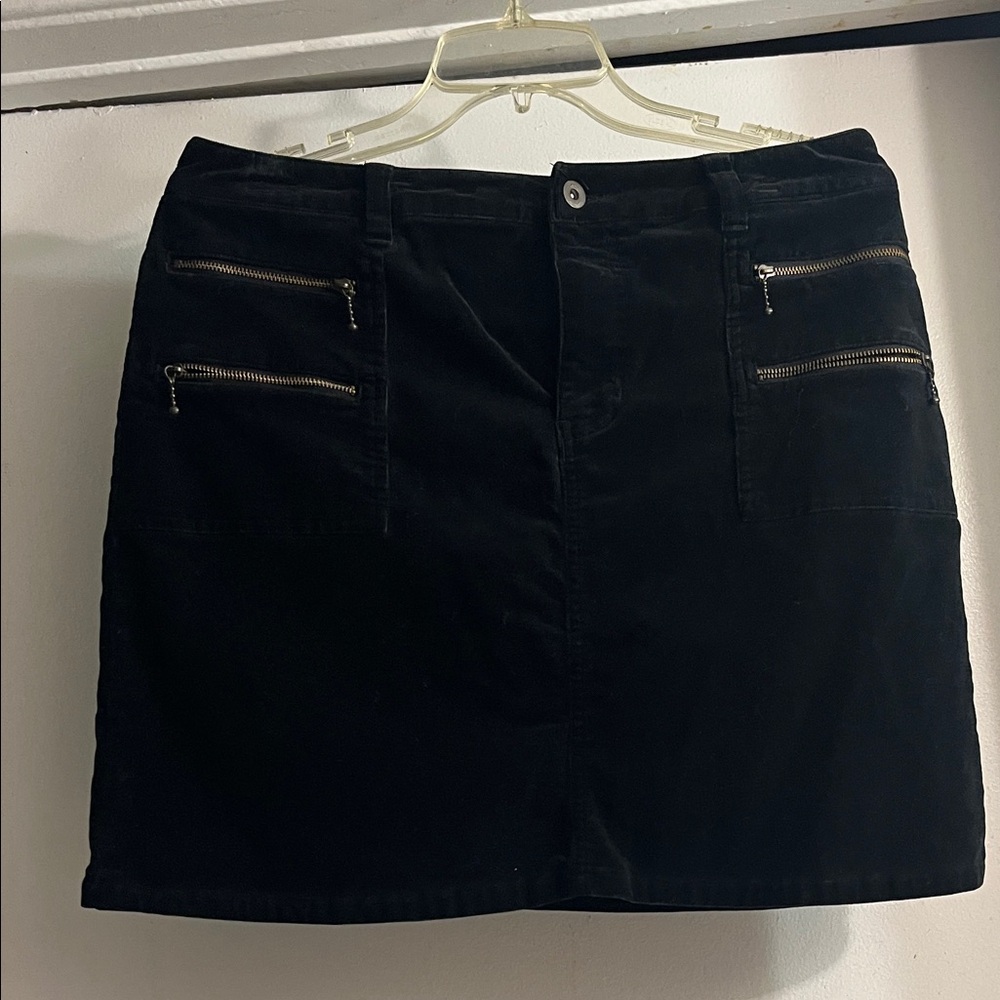 Elegant Black Mini Skirt with Zipper Accents